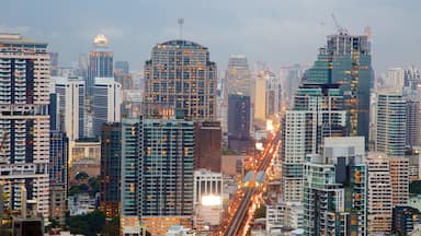 Sukhumvit que incluye escenas nocturnas y vistas a la ciudad
