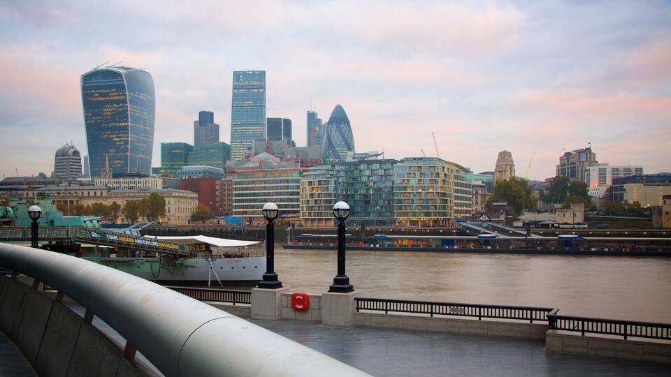 Cidade de Londres caracterizando um rio ou córrego, um arranha-céu e distrito comercial central