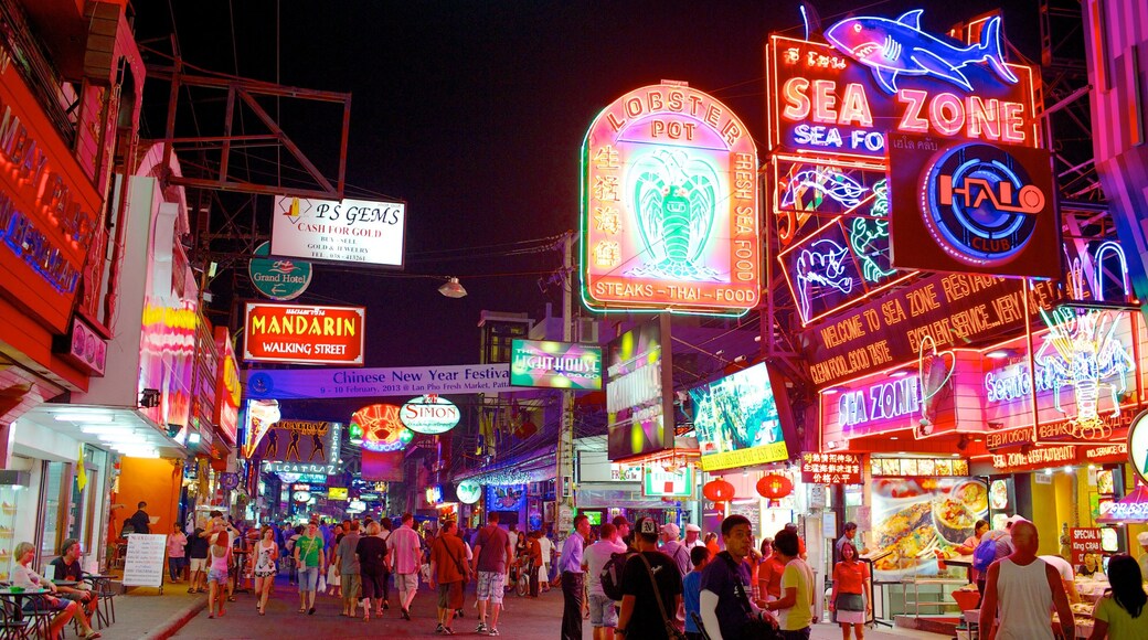 Walking Street que incluye una ciudad, escenas nocturnas y escenas urbanas